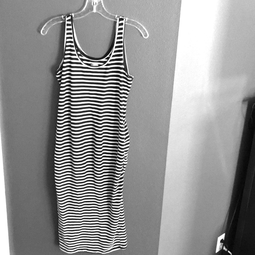 Striped b&w stretch midi maternity dress 🌟HP🌟
